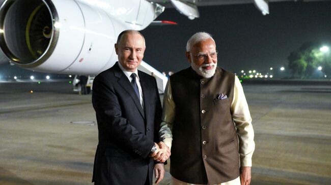 Президент РФ Владимир Путин и премьер-министр Индии Нарендра Моди во время встречи на авиабазе ВВС Индии Палам