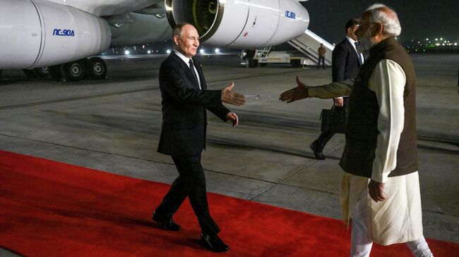 Президент РФ Владимир Путин и премьер-министр Индии Нарендра Моди во время встречи на авиабазе ВВС Индии Палам