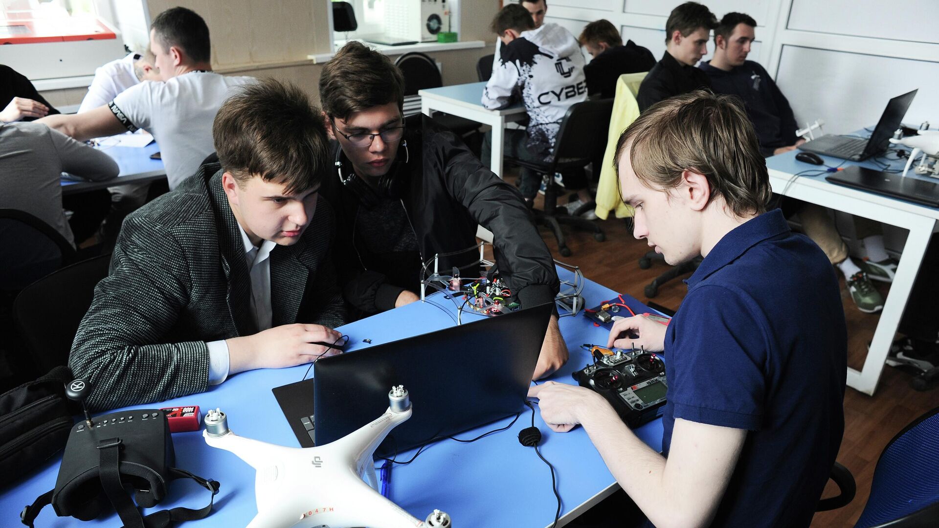 Студенты колледжа на занятиях  - РИА Новости, 1920, 04.12.2025