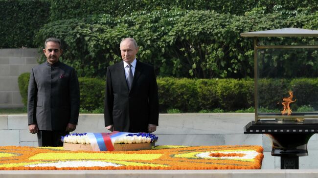 Президент РФ Владимир Путин посещает мемориал Махатмы Ганди в комплексе Раджгхат. 5 декабря 2025