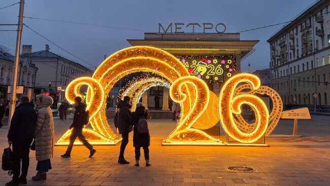 Новогодние украшения, инсталляции и елка у вестибюля станции метро Чистые пруды