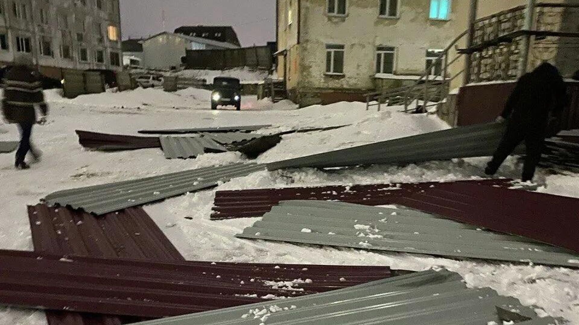Листы металла, разлетевшиеся с крыши детской инфекционной больницы в Магадане - РИА Новости, 1920, 05.12.2025