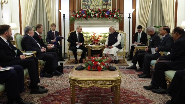 Президент РФ Владимир Путин и премьер-министр Индии Нарендра Моди во время встречи в Нью-Дели. 5 декабря 2025