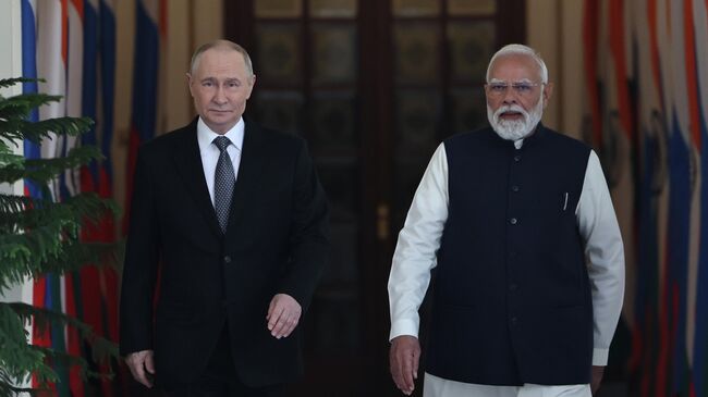 Президент РФ Владимир Путин и премьер-министр Индии Нарендра Моди во время встречи