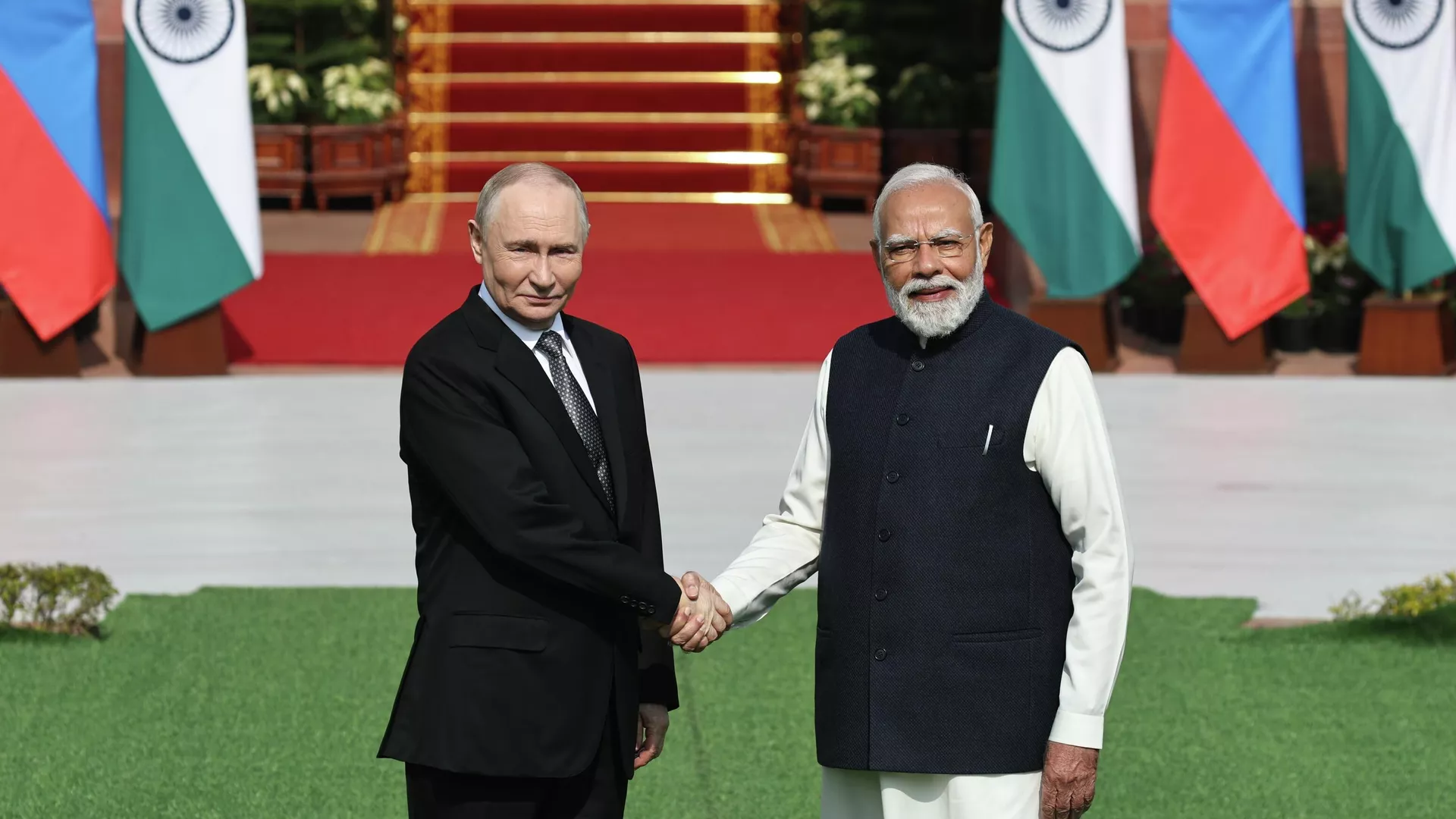 Президент РФ Владимир Путин и премьер-министр Индии Нарендра Моди во время встречи - РИА Новости, 1920, 05.12.2025