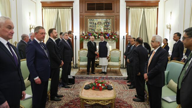 Президент РФ Владимир Путин и премьер-министр Индии Нарендра Моди во время встречи