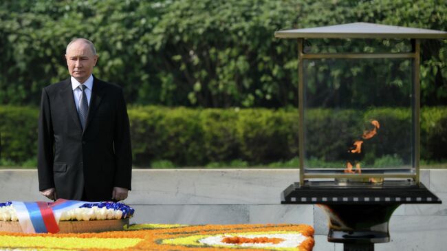 Президент РФ Владимир Путин посещает мемориал Махатмы Ганди в комплексе Раджгхат