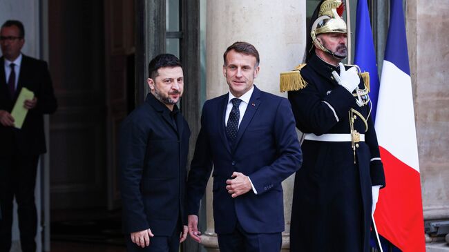 Владимир Зеленский и Эммануэль Макрон во время встречи