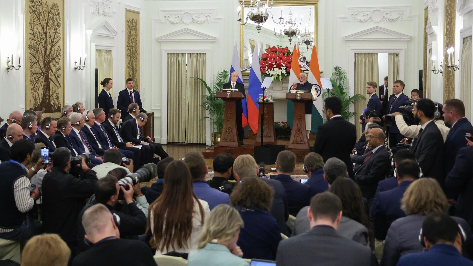 Президент РФ Владимир Путин и премьер-министр Индии Нарендра Моди Президент РФ Владимир Путин и премьер-министр Индии Нарендра Моди - РИА Новости, 1920, 05.12.2025