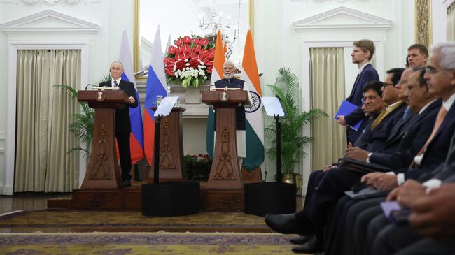 Президент РФ Владимир Путин и премьер-министр Индии Нарендра Моди во время заявления для СМИ по итогам российско-индийских переговоров в Нью-Дели