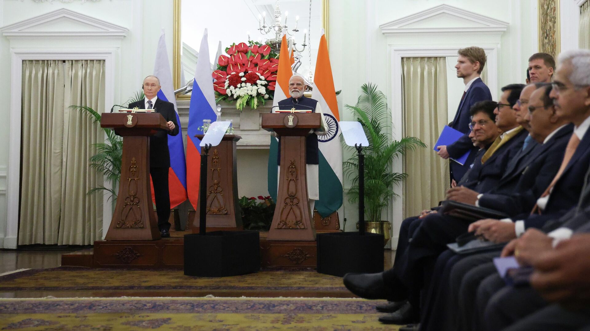 Президент РФ Владимир Путин и премьер-министр Индии Нарендра Моди во время заявления для СМИ по итогам российско-индийских переговоров в Нью-Дели - РИА Новости, 1920, 05.12.2025