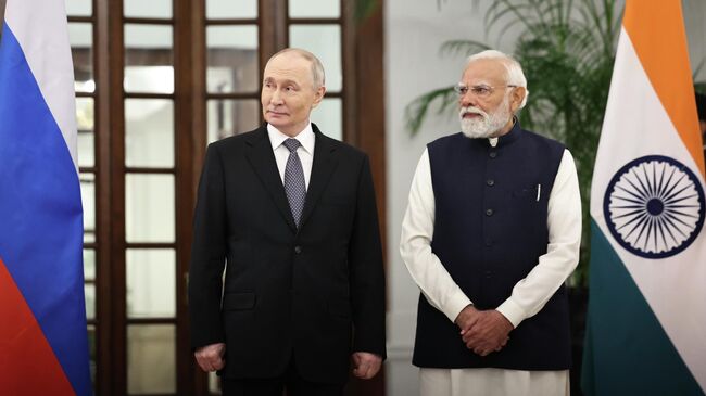 Президент РФ Владимир Путин и премьер-министр Индии Нарендра Моди после российско-индийских переговоров в Нью-Дели