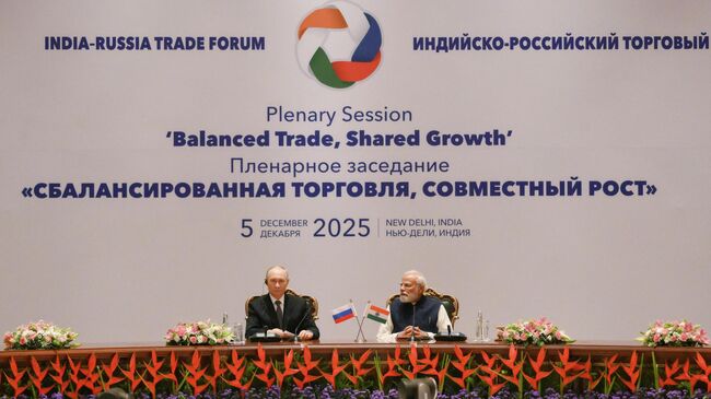 Президент РФ Владимир Путин и премьер-министр Индии Нарендра Моди на пленарном заседании Российско-индийского форума импортеров в Нью-Дели