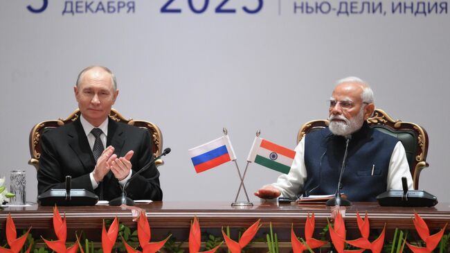 Президент РФ Владимир Путин и премьер-министр Индии Нарендра Моди на пленарном заседании Российско-индийского форума импортеров в Нью-Дели
