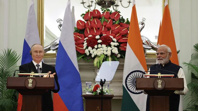 Президент РФ Владимир Путин и премьер-министр Индии Нарендра Моди  в Нью-Дели