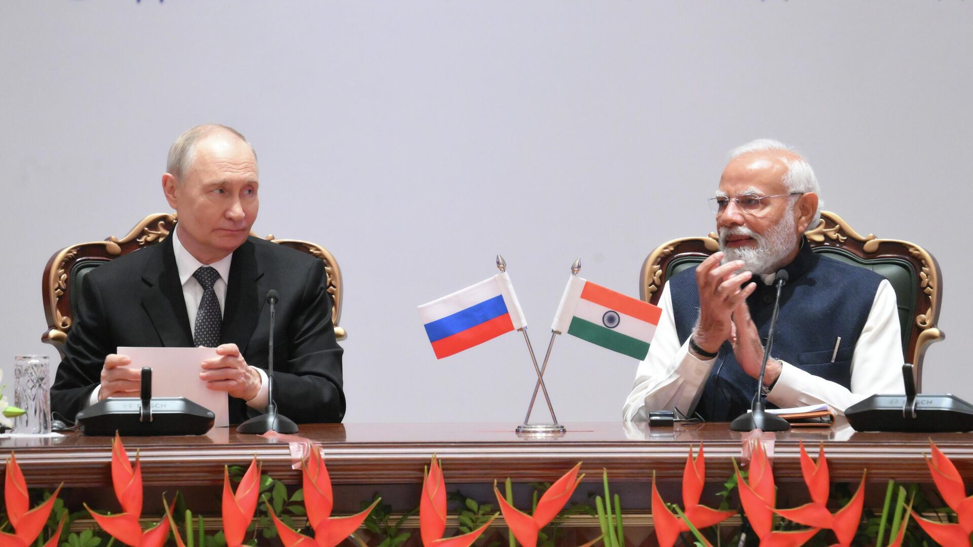Президент России Владимир Путин и премьер-министр Индии Нарендра Моди на пленарном заседании Российско-индийского форума импортеров в Нью-Дели - РИА Новости, 1920, 05.12.2025