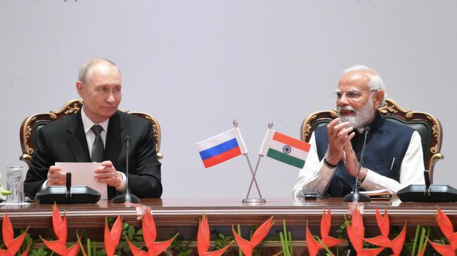 Президент России Владимир Путин и премьер-министр Индии Нарендра Моди на пленарном заседании Российско-индийского форума импортеров в Нью-Дели Президент России Владимир Путин и премьер-министр Индии Нарендра Моди на пленарном заседании Российско-индийского форума импортеров в Нью-Дели