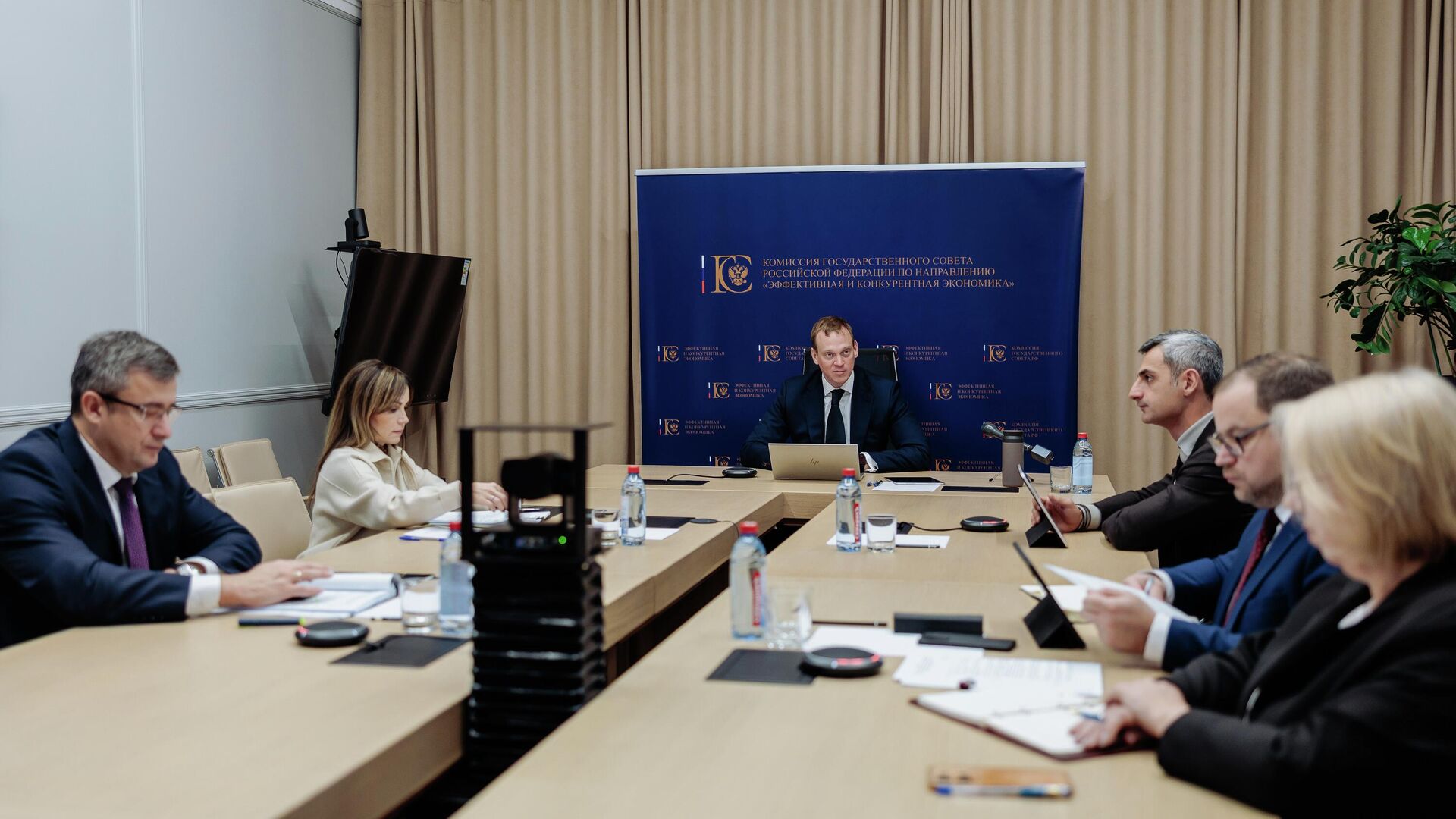 Инвестактивность бизнеса обсудили на заседании комиссии Госсовета Инвестактивность бизнеса обсудили на заседании комиссии Госсовета - РИА Новости, 1920, 05.12.2025
