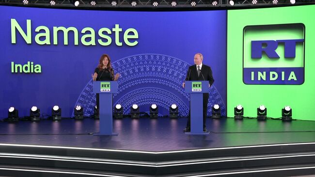 Президент РФ Владимир Путин и главный редактор телеканала RT и медиагруппы Россия сегодня Маргарита Симоньян на церемонии запуска вещания телеканала RT India в Нью-Дели