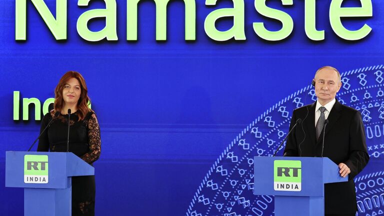 Президент РФ Владимир Путин и главный редактор телеканала RT и медиагруппы Россия сегодня Маргарита Симоньян на церемонии запуска вещания телеканала RT India в Нью-Дели