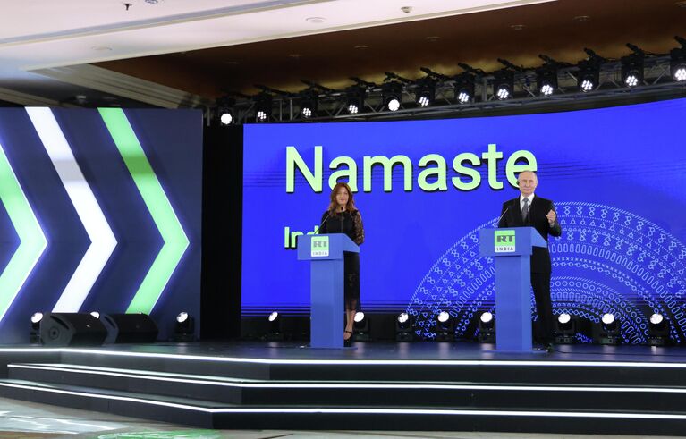 Президент РФ Владимир Путин и главный редактор телеканала RT и медиагруппы Россия сегодня Маргарита Симоньян на церемонии запуска вещания телеканала RT India в Нью-Дели Президент РФ Владимир Путин и главный редактор телеканала RT и медиагруппы Россия сегодня Маргарита Симоньян на церемонии запуска вещания телеканала RT India в Нью-Дели