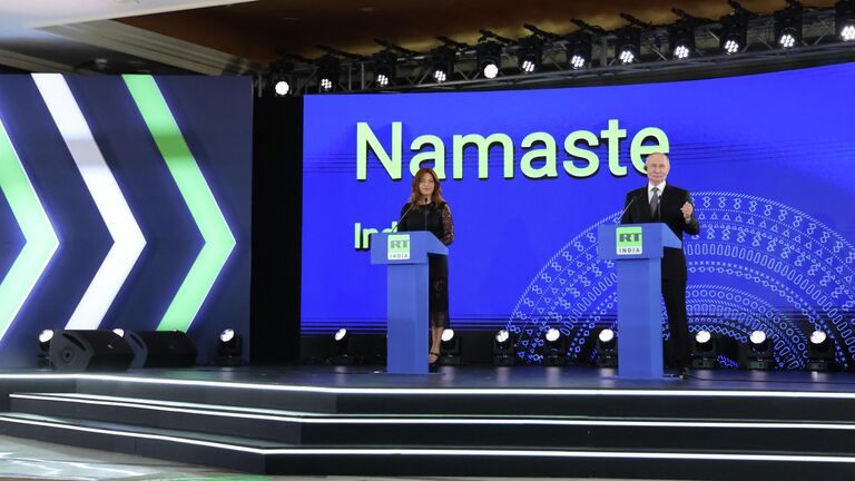 Президент РФ Владимир Путин и главный редактор телеканала RT и медиагруппы Россия сегодня Маргарита Симоньян на церемонии запуска вещания телеканала RT India в Нью-Дели