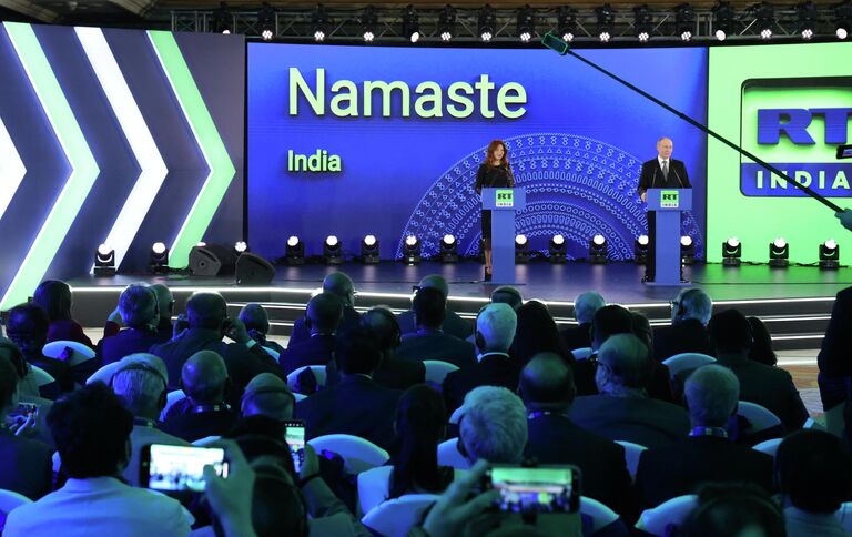 Президент РФ Владимир Путин и главный редактор телеканала RT и медиагруппы Россия сегодня Маргарита Симоньян на церемонии запуска вещания телеканала RT India в Нью-Дели Президент РФ Владимир Путин и главный редактор телеканала RT и медиагруппы Россия сегодня Маргарита Симоньян на церемонии запуска вещания телеканала RT India в Нью-Дели