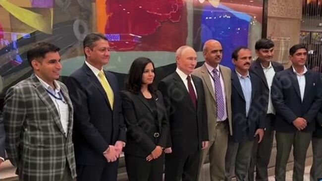 Президент России Владимир Путин сфотографировался с сотрудниками отеля в Нью-Дели, в котором проживал во время своего государственного визита в Индию