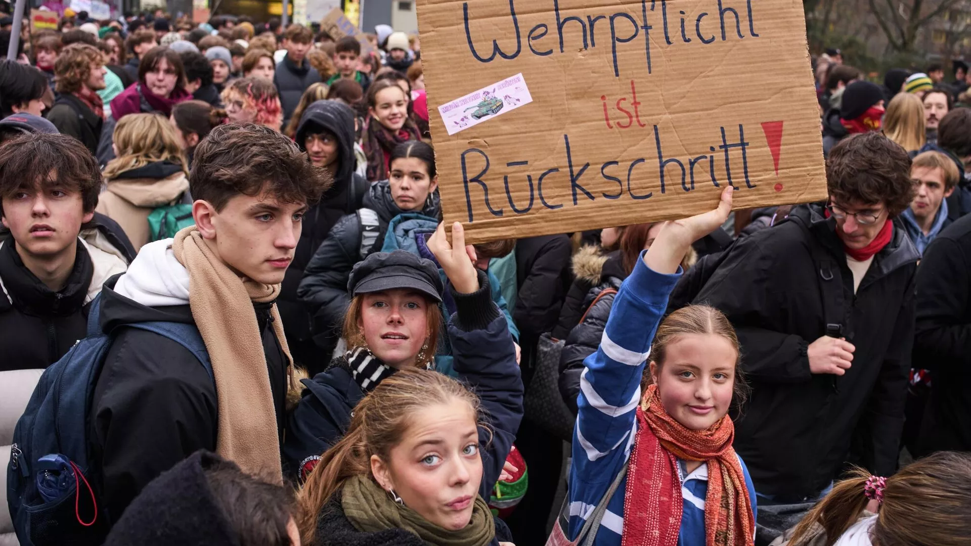 В ФРГ школьники вышли на демонстрации против модернизации военной службы
