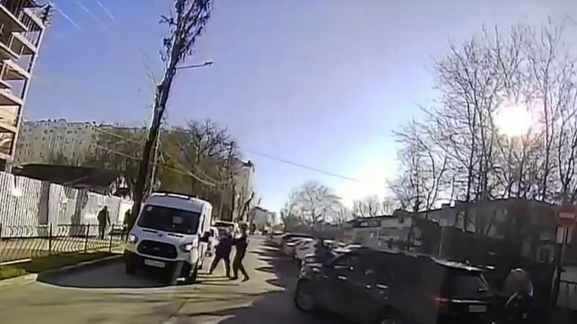 Водитель, который мешал проезду скорой на территорию больницы в Симферополе, избил водителя медицинского автомобиля Водитель, который мешал проезду скорой на территорию больницы в Симферополе, избил водителя медицинского автомобиля - РИА Новости, 1920, 05.12.2025