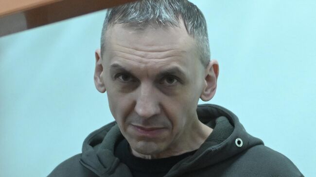 Генеральный директор компании Прожектор Виталий Ревин перед началом заседания во Втором Западном окружном военном суде в Москве