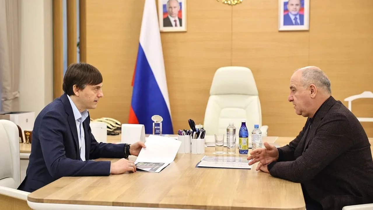 Министр просвещения РФ Сергей Кравцов и глава Карачаево-Черкесской Республики Рашид Темрезов - РИА Новости, 1920, 05.12.2025