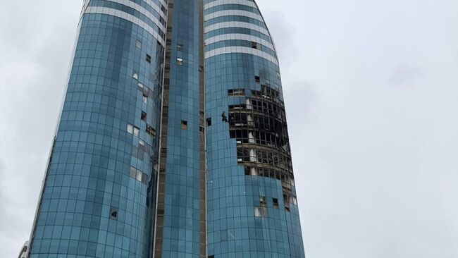 Последствия атаки украинского БПЛА по одному из зданий высотного комплекса Грозный-Сити 