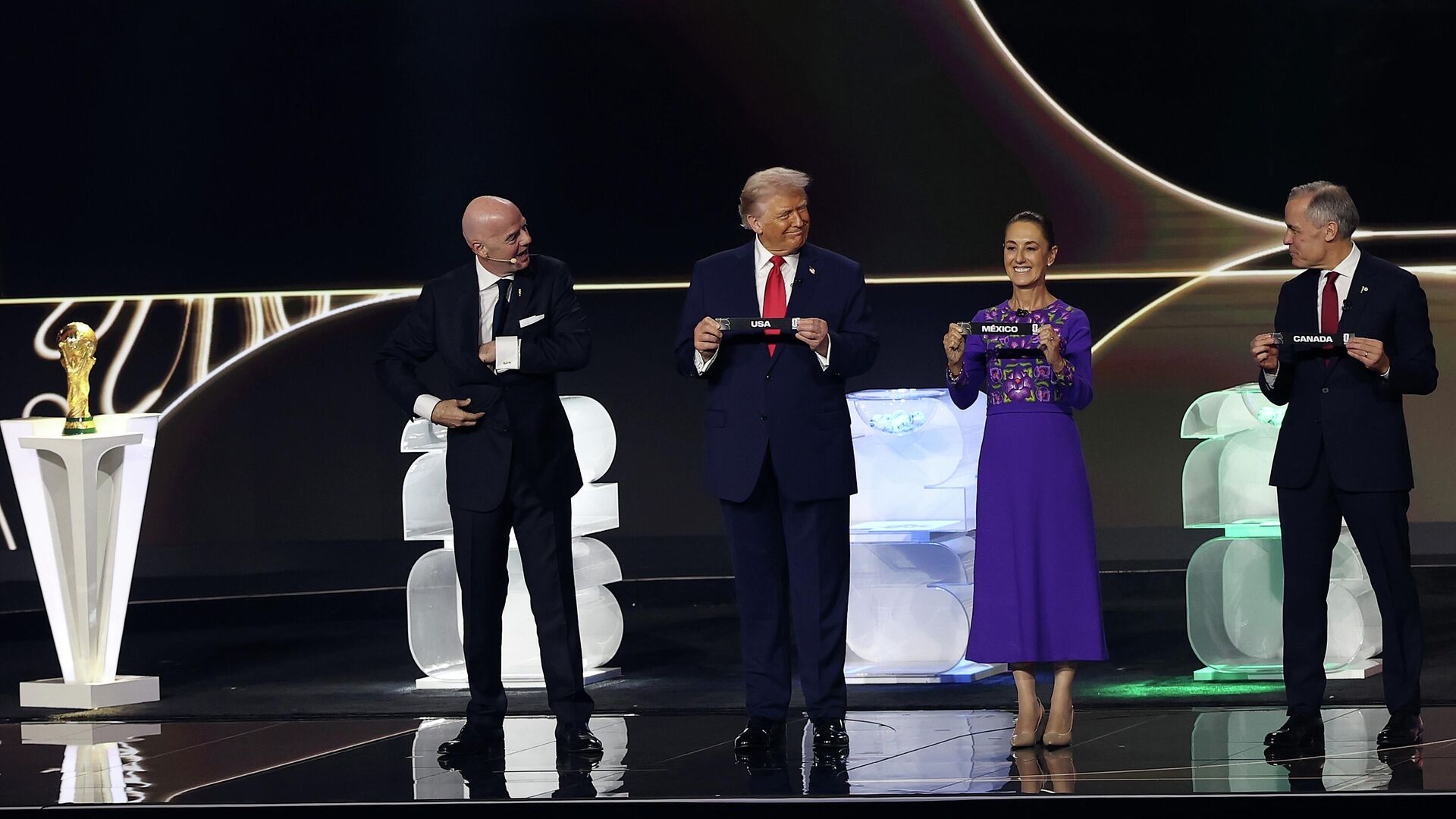 Дональд Трамп, Клаудия Шейнбаум и Марк Карни на церемонии жеребьевки ЧМ-2026 - РИА Новости, 1920, 05.12.2025