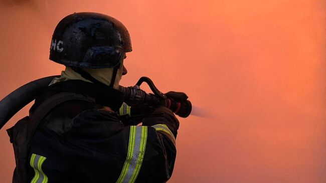Украинский пожарный во время ликвидации пожара в Черниговском районе