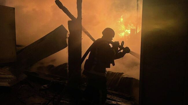 Украинский пожарный во время ликвидации пожара в Киевском районе Украинский пожарный во время ликвидации пожара в Киевском районе