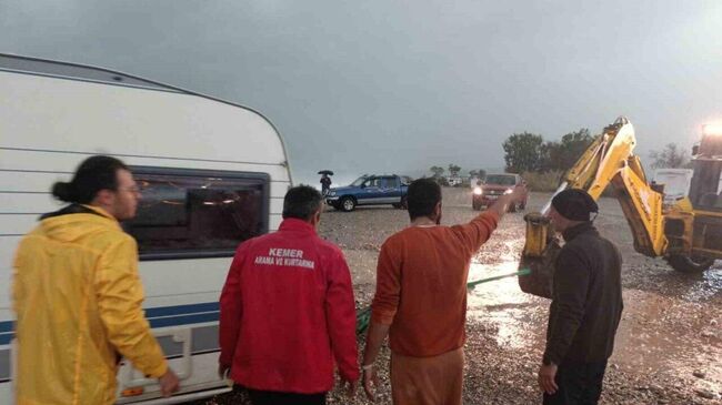 Два автофургона российских туристов смыло в море в турецком Кемере