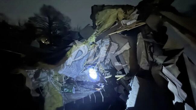 Последствия прямого попадания снаряда ВСУ в дом в поселке Короленко в Центрально-Городском районе Горловки