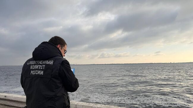 Работа СК России на месте происшествия, где спасатели вытащили из Волги в Саратове тела двух молодых людей