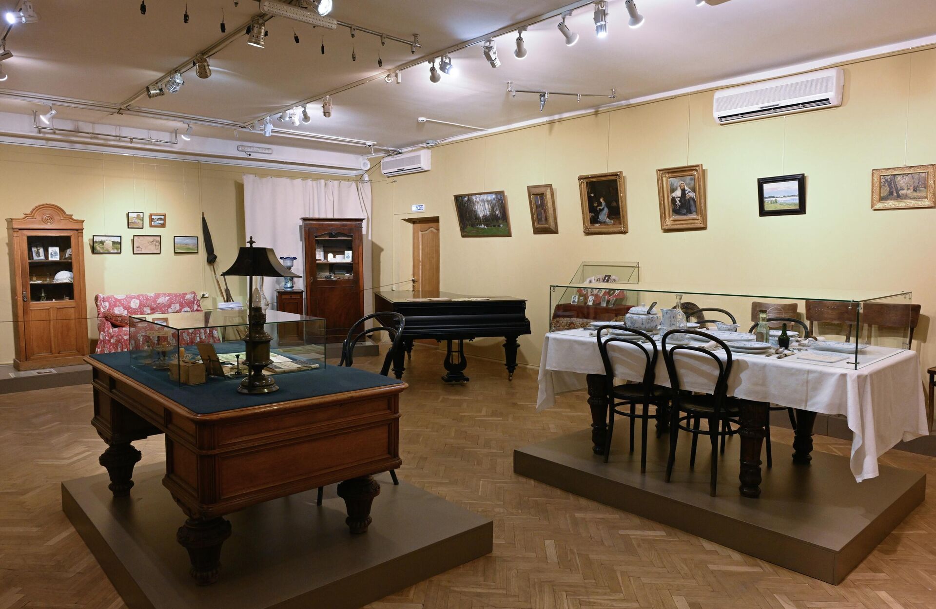 Выставка, открытая к 165-летию писателя А.П. Чехова, на территории музея-заповедника А.П. Чехова Мелихово в Московской области. Выставка, открытая к 165-летию писателя А.П. Чехова, на территории музея-заповедника А.П. Чехова Мелихово в Московской области. - РИА Новости, 1920, 06.12.2025