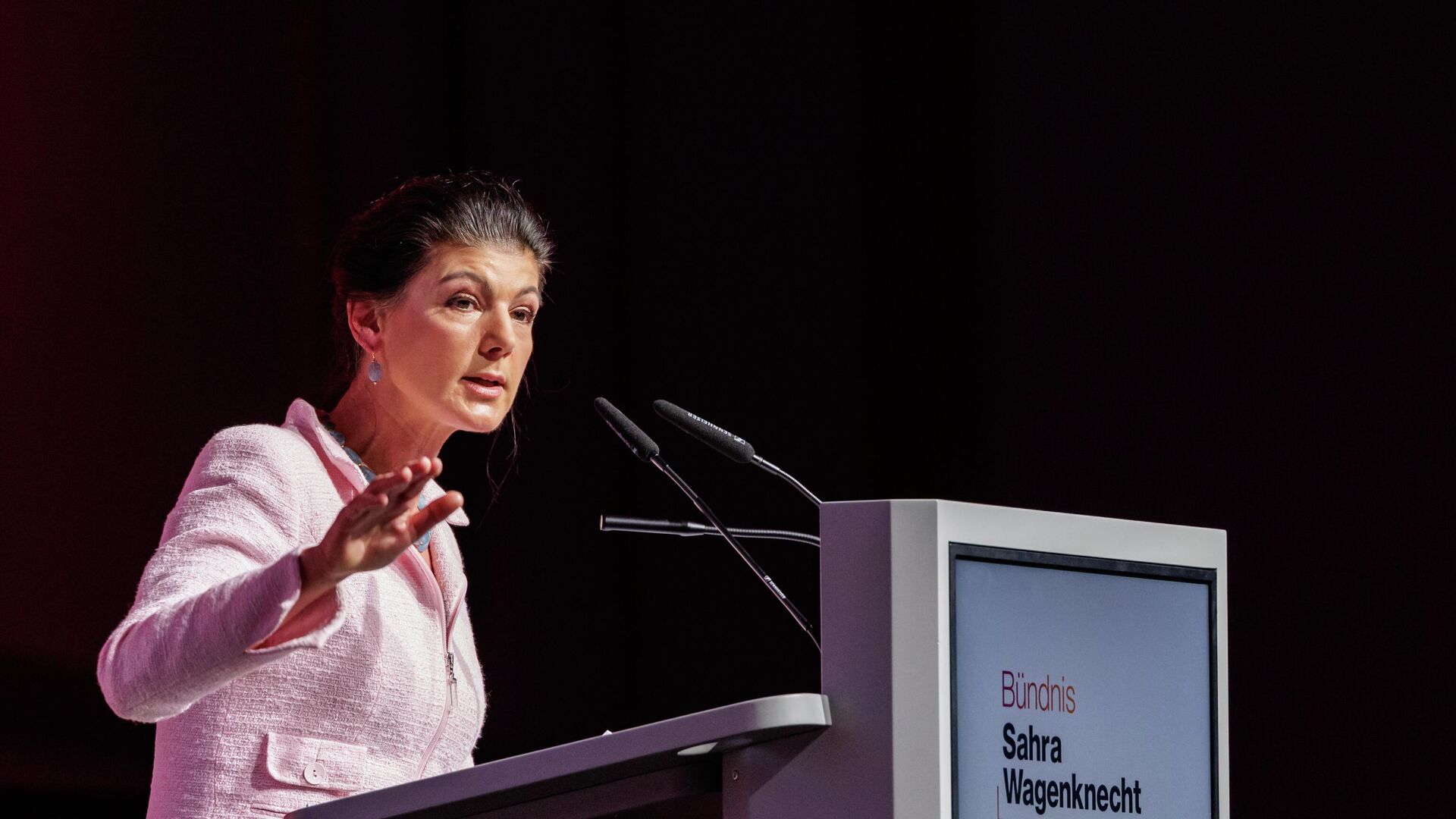 Сара Вагенкнехт выступает перед делегатами съезда партии в Магдебурге, Германия - РИА Новости, 1920, 06.12.2025