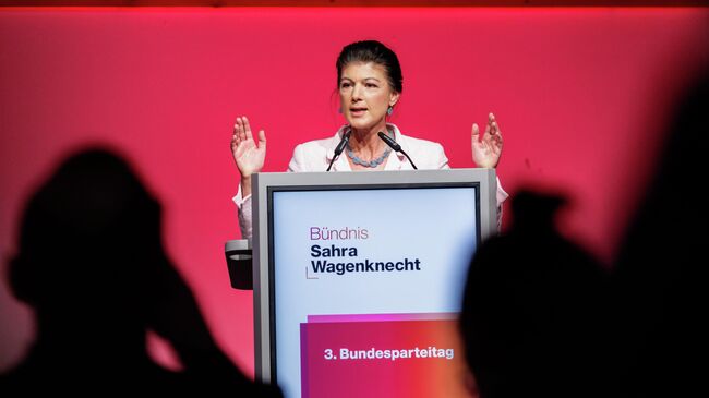 Сара Вагенкнехт выступает перед делегатами съезда партии в Магдебурге, Германия. 6 декабря 2025