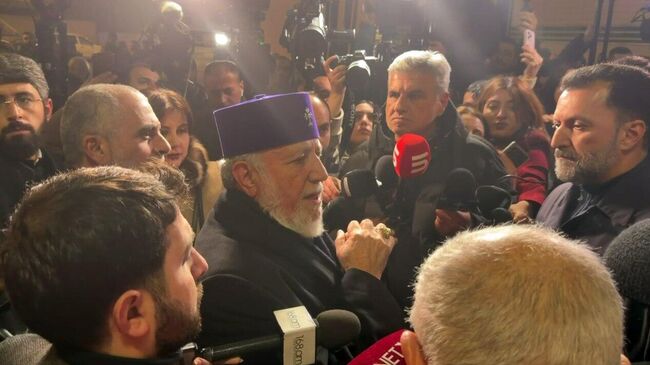 Сторонники католикоса всех армян Гарегина II встретили его в ереванском аэропорту Звартноц