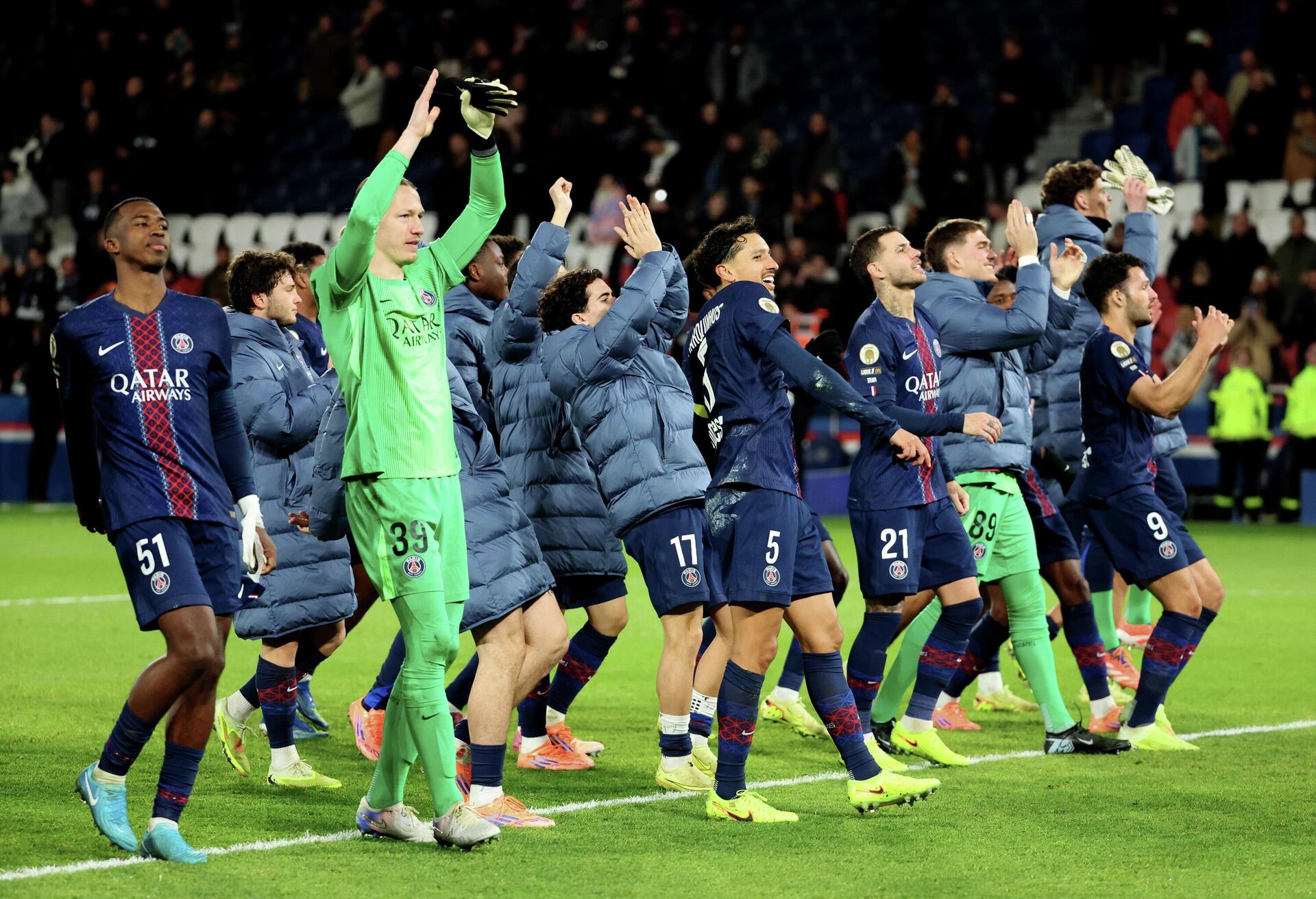 Матвей Сафонов с футболистами ПСЖ Матвей Сафонов с футболистами ПСЖ - РИА Новости, 1920, 07.12.2025