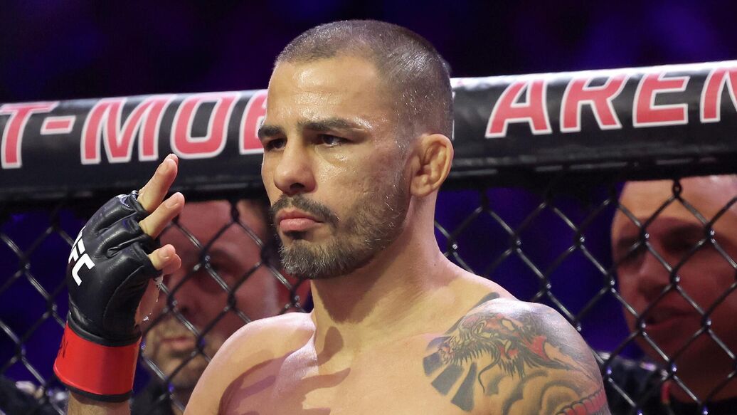 Чемпион UFC получил травму руки в титульном бою и потерял пояс