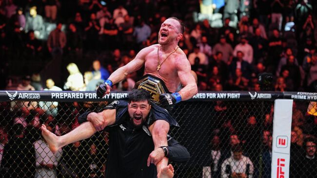 Петр Ян с чемпионским поясом UFC