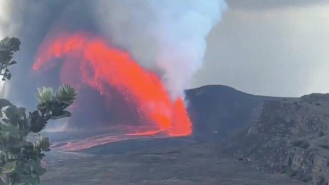 Извержение вулкана Килауэа на Гавайских островах, США. 7 декабря 2025