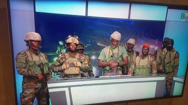 Военные во время обращения на национальном телевидении в Бенине