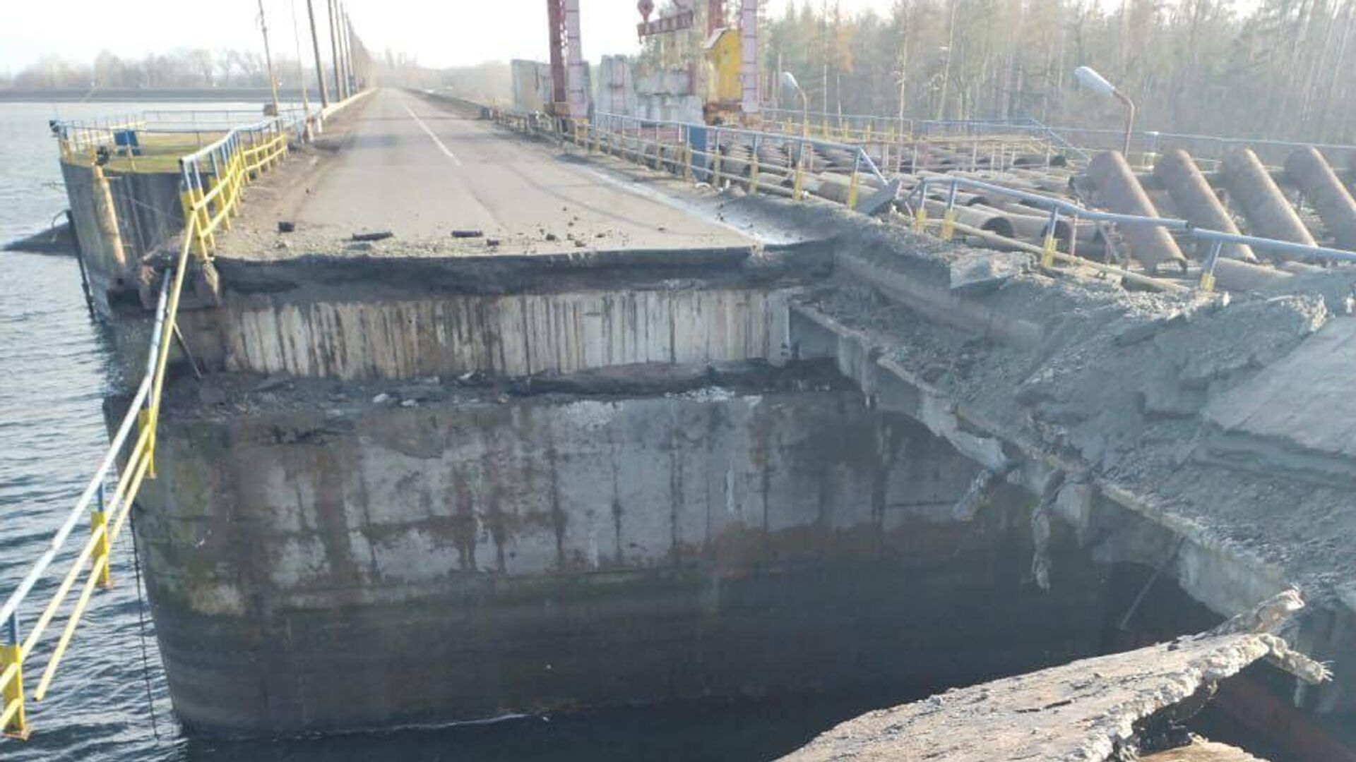 На Украине заявили о повреждении плотины Печенежского водохранилища На Украине заявили о повреждении плотины Печенежского водохранилища