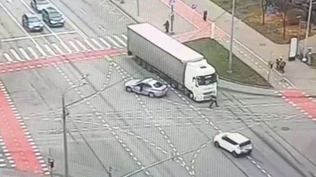 В Москве сотрудник ГАИ предотвратил ДТП, запрыгнув на ходу в грузовик